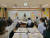 단비교육법을 통해 수업중인 양주 덕계중학교에서 공동연구자인 남유영 교사가 학생의 질문을 받고 있다.