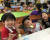 충북 영동초등학교 돌봄 교실에서 아이들이 과일 간식을 먹고 있다. [사진 농림축산식품부]