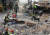 구조대원들이 28일 두러스에서 매몰된 생존자 수색작업을 하고 있다. 지진은 26일 새벽 발생했다.[AFP=연합뉴스] 