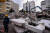 구조대원들이 28일 두러스에서 매몰된 생존자 수색작업을 하고 있다.[AFP=연합뉴스] 