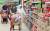 인도네시아 자카르타 롯데마트 매장에 진열한 한국제품을 현지인이 살펴보고 있다. [중앙포토]