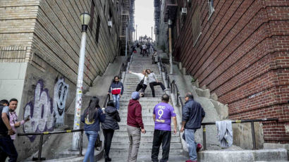 [백종현의 여기 어디?] 뉴욕 명소로 뜬 ‘조커 계단’에서 광대 춤을…