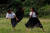 과테말라 퀘키 원주민 소녀들이 25일(현지시간) 산페드로 카르차 티풀칸 마을 들판에서 태권도를 연습하고 있다. [EPA=연합뉴스]