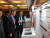 29일 중국 항저우에서 열린 ‘보영-SK’ 현판식에서 조경목 SK에너지 사장이 제품에 대한 설명을 듣고 있다. [사진 SK이노베이션]