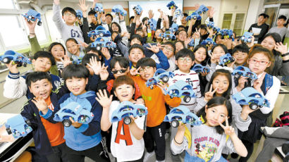 [희망을 나누는 기업] 교통안전 위해 해마다 투명우산 초등학교 배포