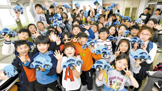 [희망을 나누는 기업] 교통안전 위해 해마다 투명우산 초등학교 배포