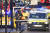 무장한 영국 경찰이 29일(현지시간) 흉기 테러 사건이 발생한 런던브리지 인근에서 사건 현장을 통제하고 있다.[AP=연합뉴스]