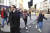 29일(현지시간) 영국 런던의 런던 브리지 인근에 있던 시민들이 흉기 테러 사건 소식을 듣고 황급히 사건 현장 주변을 빠져나가고 있다.[AP=연합뉴스]