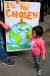 29일 인도 델리에서 한 어린이가 기후 변화에 대한 조치를 촉구하는 집회장에서 지구 환경 포스터를 보고 있다. [AFP=연합뉴스] 