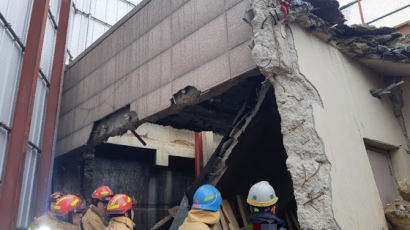 과천서 건물 지붕 붕괴…매몰 2명 구조. 하반신 마비 증상