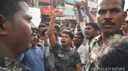 인도서 20대 수의사 집단성폭행·살해…"범인 넘겨라" 시위