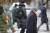 중부지방에 아침 기온이 영하권으로 떨어진 지난달 25일 오전 서울 종로구 광화문 네거리에서 두꺼운 외투를 입은 시민들이 발걸음을 옮기고 있다. [연합뉴스]