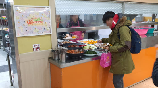 [밀실]배곯는 청춘···영하4도 새벽, 무료급식소 100명 줄섰다