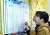 2003년 12월 서울 이화여고 학생들이 2일 수능 성적표를 받은 뒤 대학 학과배치표를 보고 있다.[중앙포토]