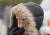 중부지방에 아침 기온이 영하권으로 떨어진 지난달 25일 오전 서울 종로구 광화문 네거리에서 한 시민이 털 달린 패딩 모자를 쓴 채 발걸음을 옮기고 있다. [연합뉴스]