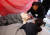 단식투쟁을 했던 자유한국당 황교안 대표가 2일 청와대 사랑채 앞 투쟁 천막을 방문해 단식 중인 정미경 의원(왼쪽)과 신보라 의원을 격려하고 있다. 임현동 기자