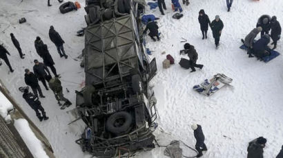 러시아 동시베리아서 버스 추락사고…“승객 19명 사망‧20여명 부상”