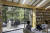 여느 상업카페가 전혀 부럽지않게 설계된 배봉산 숲속 도서관. [진효숙 사진 작가 촬영