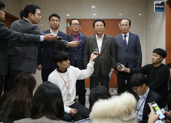 [속보] 한국당 당직자 35명 일괄사퇴 "변화·쇄신 강화해야"