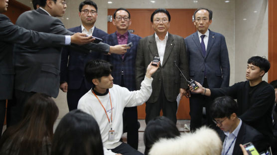 [속보] 한국당 당직자 35명 일괄사퇴 "변화·쇄신 강화해야"