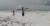 1일 오염된 흰 거품 속에서 뛰노는 인도 남부 첸나이 마리나 해변의 어린이들. [AP=연합뉴스]