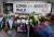 1일(현지시간) 영국 런던브리지 테러사건 현장 인근에 이번 테러 사건으로 희생된 잭 메릿의 사진과 그를 추모하는 꽃다발이 놓여져 있다.[로이터=연합뉴스]