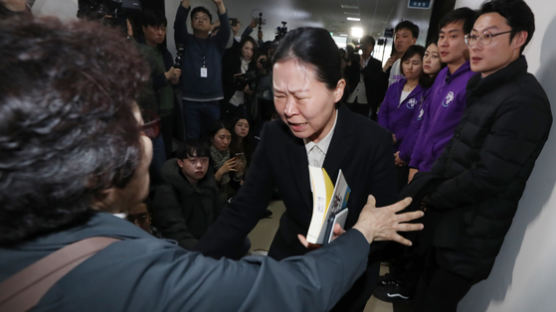 "하지마세요, 왜 이러세요" 시민 손 뿌리친 권은희 "성찰할 것"