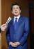 아베 신조 일본 총리가 28일 북한의 발사체 발사 직후 총리 관저 출입 기자단의 취재에 응하고 있다. [연합뉴스]