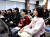 (왼쪽 붉은 상의)홍예린 학생기자, 은다민 학생기자가 와나나 작가의 이야기를 듣고 있다.