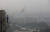 전 세계에서 최악의 대기오염을 지닌 수도 1위의 불명예에 오른 뉴델리. 지난달 1일 뉴델리 하늘이 스모그로 뒤덮여 있다. 일시 학교 휴교령과 건설공사 중단 명령까지 뉴델리에 내려졌다.[AP=연합뉴스] 