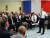 사회적 대토론 에 나서 국민과 직접 대화하는 에마뉘엘 마크롱 프랑스 대통령(오른쪽). 베를린 장벽 붕괴 당시 중학생이던 그는 냉전 무경험자로 좌우 이념 대결에 관심이 없는 정치인으로 평가된다. [로이터=연합뉴스]