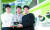 세계 최초로 초전도 케이블 상용화를 이뤄낸 LS전선 초전도파트 류철희 박사와 김영웅·김양훈 차장(왼쪽부터). 들고 있는 것은 초전도 케이블 모형이다. 최승식 기자