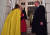 멜라니아 여사가 3일(현지시간) 나토 정상회의에 앞서 영국 왕실 저택인 클래런스 하우스에서 카밀라 영국 왕세자빈과 포옹을 하고 있다. [EPA=연합뉴스]