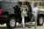 지난해 6월 21일 텍사스 접경 지역 이민자 아동 수용시설을 방문한 뒤 다른 일정을 소화하기 위해 차에 오르는 멜라니아 트럼프(왼쪽) 미 영부인의 뒷모습. 녹색 재킷에 ‘난 상관 안 해’라고 쓴 문구가 보인다. [AFP=연합뉴스]