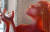 엘리자베스 테일러의 애장품이 경매에 나온다. 1988년 댄 데일리가 만든 엘리자베스 테일러의 &#39;붉은 호박 유리 조각(Red Amber Glass Sculpture)&#39;은 6000~8000 달러 경매가가 예상된다. [AFP=연합뉴스] 