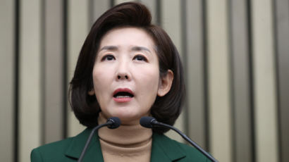 나경원 "원내대표 발걸음 여기서 멈춘다…당 승리 위한 결정"