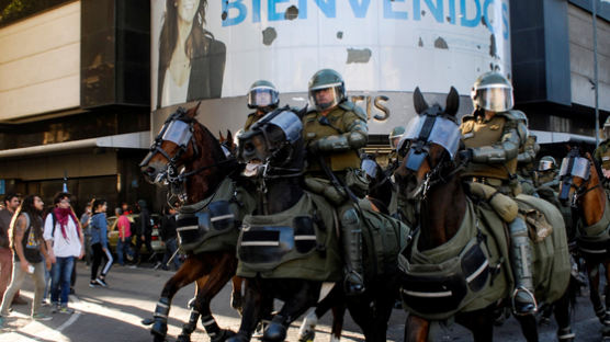 [서소문사진관]말로 칠래? 고글에 무릎 보호대, 중무장 기마 경찰 가세한 칠레 시위 