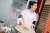 상하이에서 중국 전통의 부침개 &#39;젠빙&#39;을 만들어 파는 22세의 황루야오가 중국 틱톡을 통해 일약 인터넷 스타로 떠올랐다. [중국 신화망 캡처]