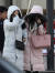 한파가 닥친 5일 오전 서울 광화문 거리에서 시민들이 발걸음을 재촉하고 있다. 6일 아침에는 기온이 더 떨어져 매우 추울 전망이다. [연합뉴스]