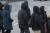 5일 오전 서울 광화문 거리에서 시민들이 추위 속에 발걸음을 재촉하고 있다. [연합뉴스]