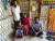 교정 치료 중인 자모라(왼쪽 앞)이 가족과 방글라데시 ICRC 재활치료 담당자인 카지 임다둘 호크(오른쪽)의 이야기를 듣고 있다. [채인택 기자]