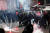 프랑스 경찰이 5일(현지시간) 파리 시내에서 정부의 연금 개편에 반대하는 시위대와 충돌하고 있다. [EPA=연합뉴스] 