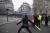 시위대가 5일(현지시간) 파리 시내에서 정부의 연금 개편에 반대하며 시위를 벌이고 있다. [AFP=연합뉴스] 