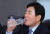 김진표 더불어민주당 의원이 6일 국회 의원회관에서 열린 신성장포럼 &#39;이제는 드론시대: 신성장동력으로서 진단과 대안&#39;에서 물을 마시고 있다. [연합뉴스]
