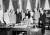 1949년 4월 4일 해리 트루먼 당시 미국 대통령이 백악관 집무실에서 관계자들의 바라보는 가운데 미국의 나토 가입 문서에 서명하고 있다. 미국을 중심으로 한 거대한 군사 동맹이 탄생하는 순간이다. [사진 위키피디아]