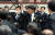 2009년 5월 29일 당시 백원우 민주당 의원이 서울 경복궁 앞 뜰에서 열린 노무현 전 대통령 국민장 영결식에서 당시 이명박 대통령이 헌화하려는 순간 &#34;사과하라&#34;고 외치고 있는 모습. [중앙포토]
