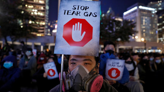 최루탄 1만2000발···"성분 밝혀라" 홍콩 시위대 2만 모였다