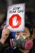  반정부 시위대가 6일(현지시간) 방독면을 쓰고 &#39;최루탄 사용 반대 집회&#39;에 참여하고 있다. [로이터=연합뉴스]