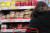 전국 곳곳에 한파 특보가 내려진 지난 6일 서울의 한 대형마트에서 한 시민이 방한 용품을 고르고 있다. [연합뉴스]