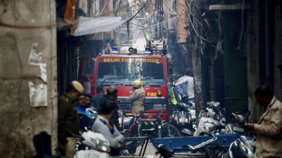 인도 뉴델리 재래시장 내 공장서 대형화재…“43명 이상 사망”